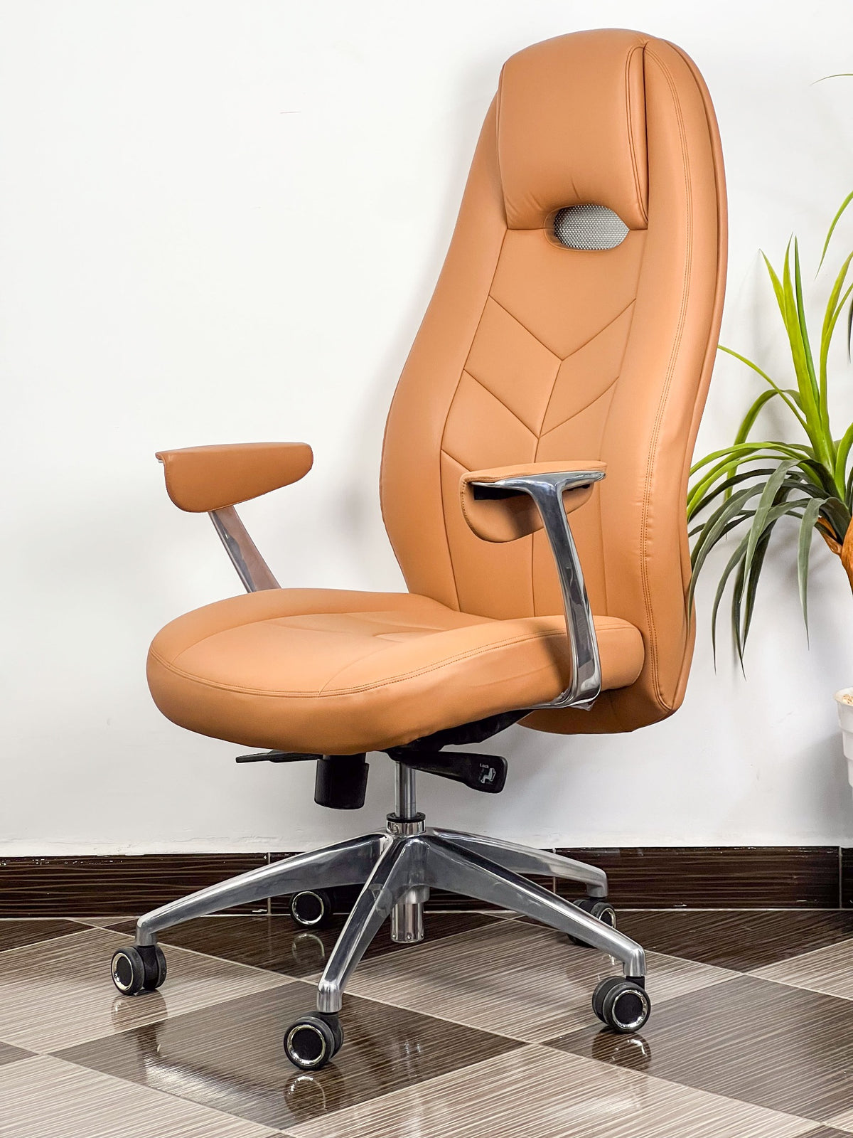 Chaise directionnelle marron tabac avec dossier haut et piètement à roulettes