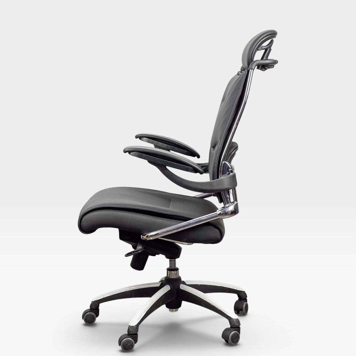 CHAISE RESPONSABLE EN CUIR