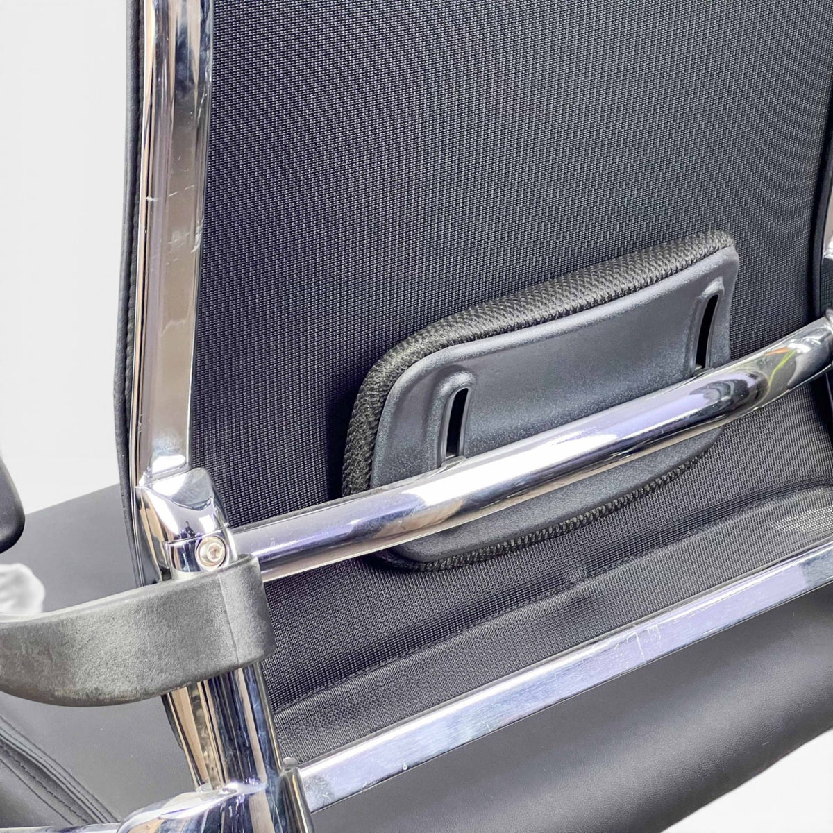 CHAISE RESPONSABLE EN CUIR